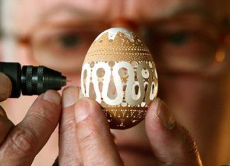 Franc Grom Egg Shell Art