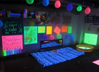 10 CREATIVE SPACES FEATURING BLACKLIGHTS