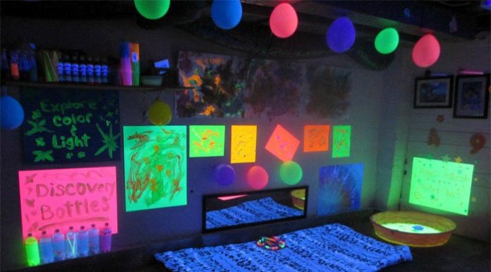 10 CREATIVE SPACES FEATURING BLACKLIGHTS