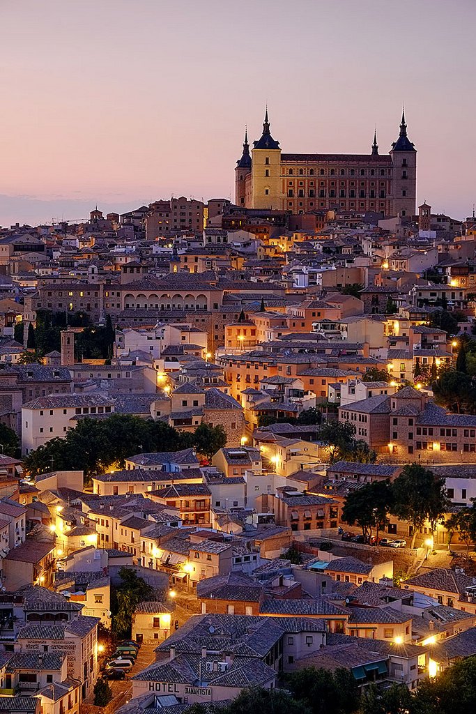 Evening lights in Toledo, Castilla La Mancha, Spain (by pedro lastra)