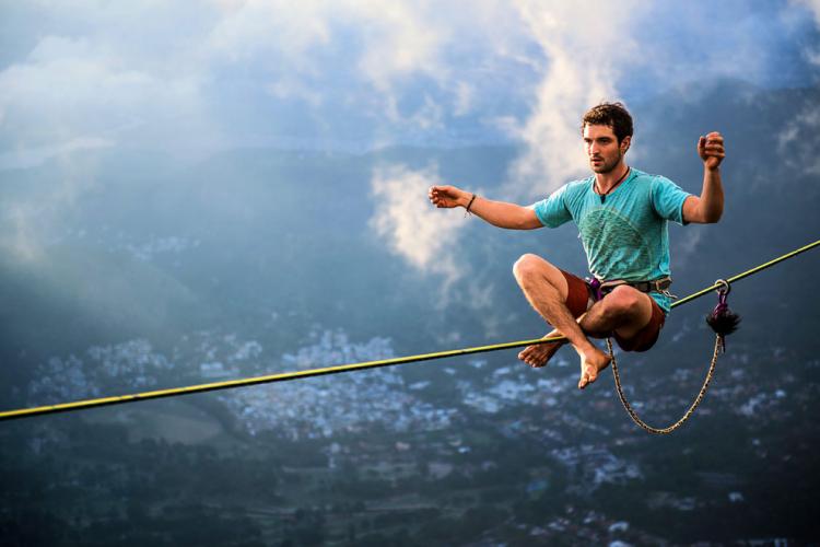 Extreme-Walk-by-Brian-Mosby-on-a-Tightrope-at-an-Altitude-of-850-Meters-Near-Rio-de-Janeiro-1