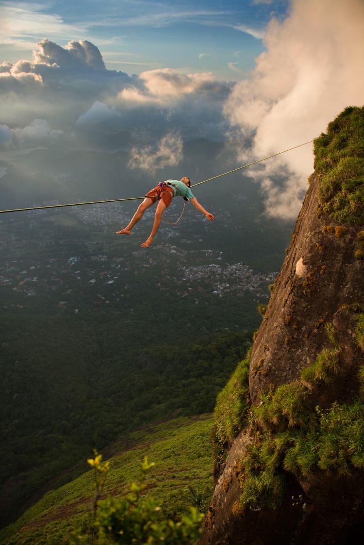 Extreme-Walk-by-Brian-Mosby-on-a-Tightrope-at-an-Altitude-of-850-Meters-Near-Rio-de-Janeiro-2