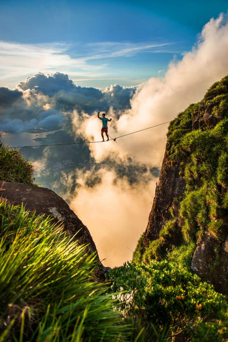 Extreme-Walk-by-Brian-Mosby-on-a-Tightrope-at-an-Altitude-of-850-Meters-Near-Rio-de-Janeiro-3