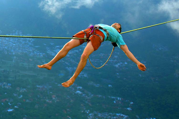Extreme-Walk-by-Brian-Mosby-on-a-Tightrope-at-an-Altitude-of-850-Meters-Near-Rio-de-Janeiro-4
