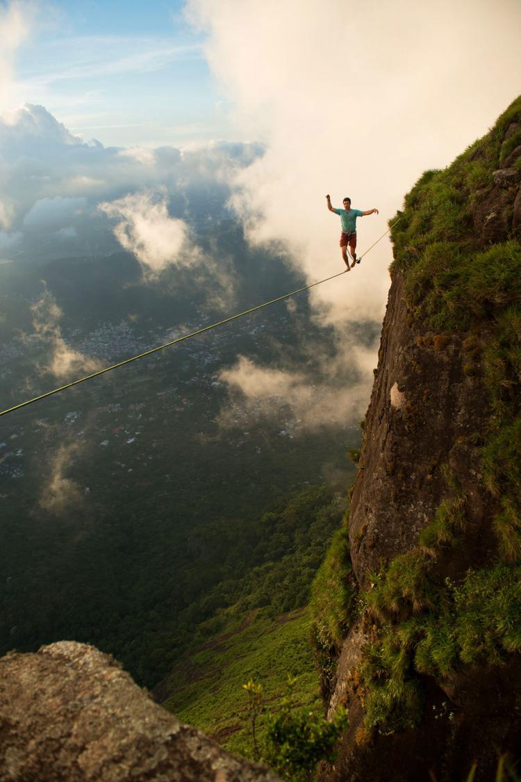 Extreme-Walk-by-Brian-Mosby-on-a-Tightrope-at-an-Altitude-of-850-Meters-Near-Rio-de-Janeiro-6
