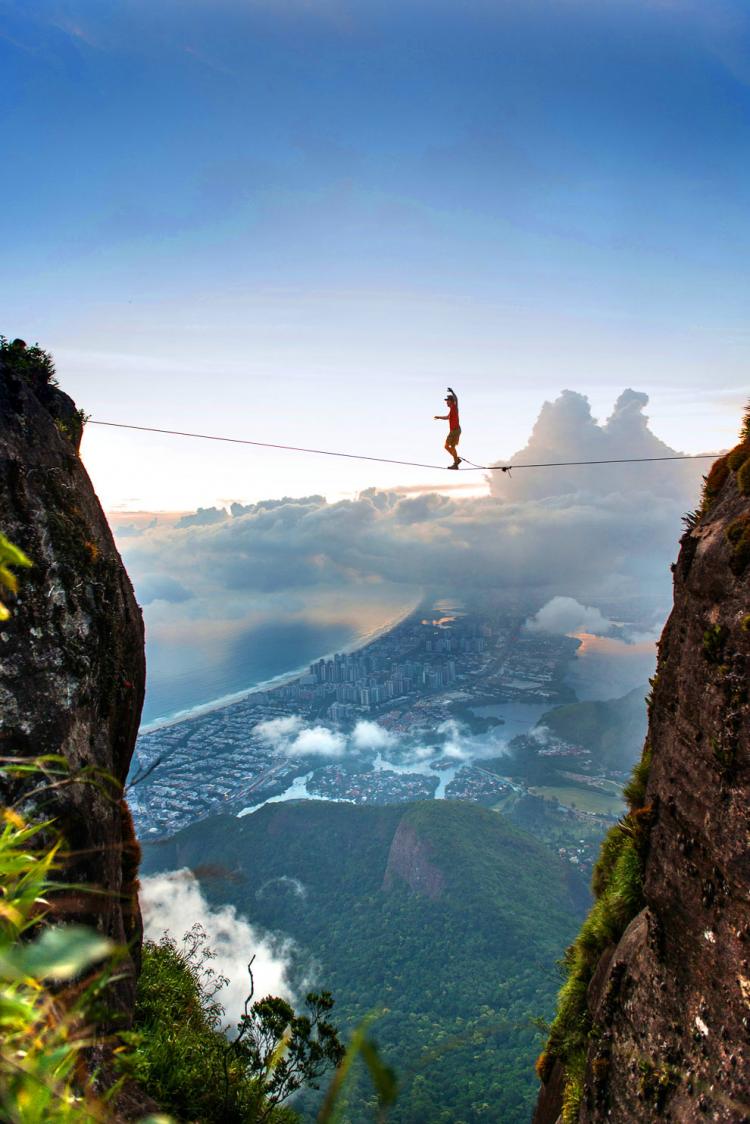 Extreme-Walk-by-Brian-Mosby-on-a-Tightrope-at-an-Altitude-of-850-Meters-Near-Rio-de-Janeiro-8