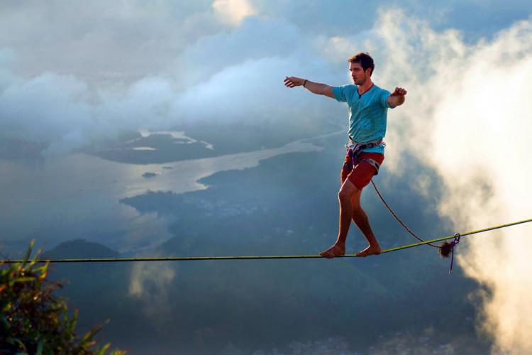 Extreme-Walk-by-Brian-Mosby-on-a-Tightrope-at-an-Altitude-of-850-Meters-Near-Rio-de-Janeiro-9