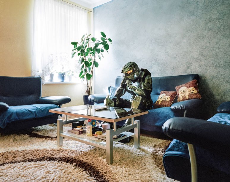 portraits-of-cosplayers-at-home-by-klaus-pichler-6