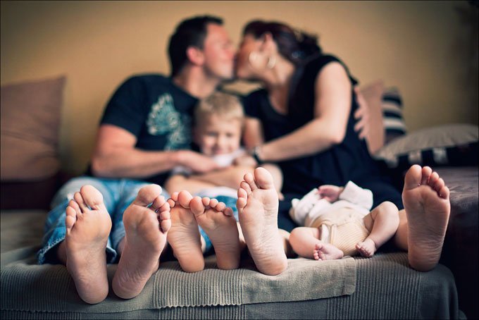 Happy Feet. It doesn’t require clear faces to make the portrait lovely, just a lovely family and their feet! source: Lumoid