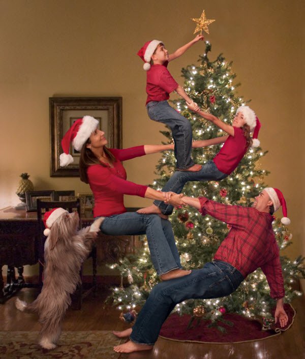 The Bale Family’s Christmas. It requires an epic family with an epic dog to do this epic family portrait. (Image Source: Ho Hum Cards)