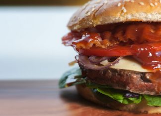 What This Man Is Caught Doing Looks Absolutely Horrifying At First. But Check This Out… Unreal Food Burger