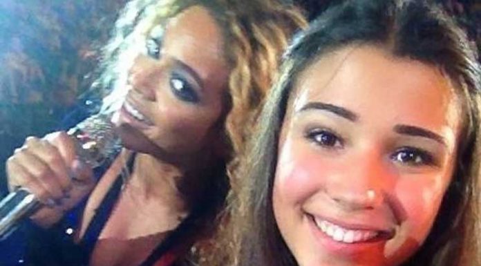 The 22 Most Perfectly Timed Selfies Ever Taken