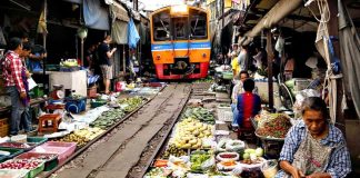 Rom Hub Market, Bangkok (The Craziest Market in the world)