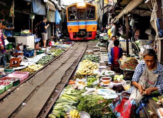 Rom Hub Market, Bangkok (The Craziest Market in the world)