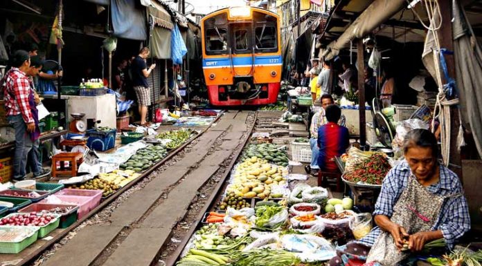 Rom Hub Market, Bangkok (The Craziest Market in the world)