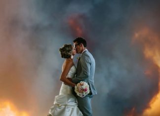 An Oregon Couple Rushed Through Their Wedding Because Of A Wildfire And The Photos Are Breathtaking