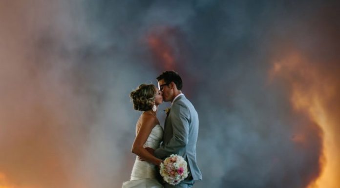 An Oregon Couple Rushed Through Their Wedding Because Of A Wildfire And The Photos Are Breathtaking