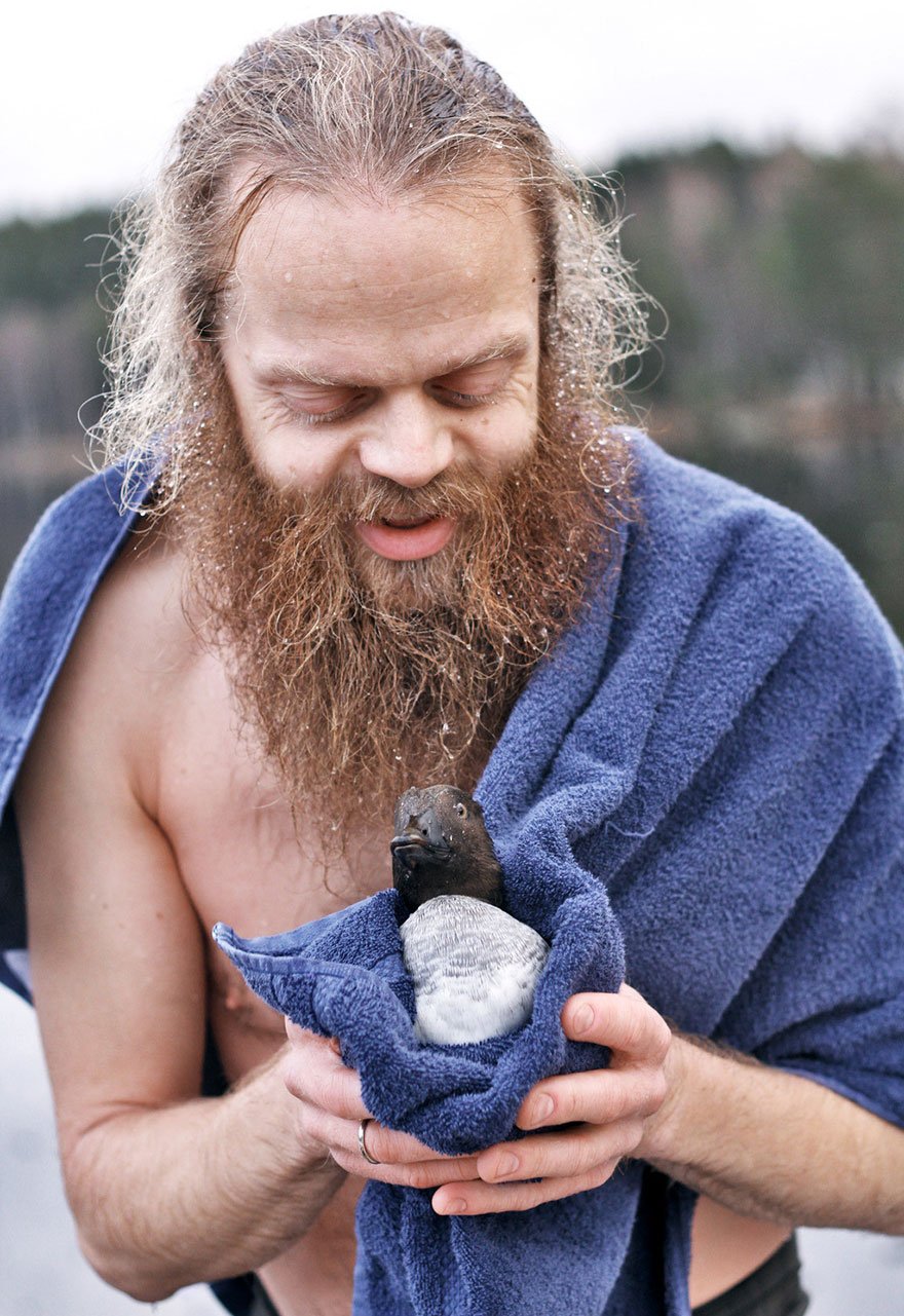 duck-rescue-frozen-lake-norway-12