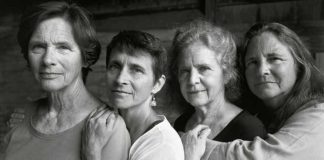 Every Year For 40 Years, These Sisters Gathered Together For A Photo