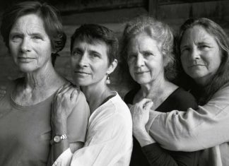 Every Year For 40 Years, These Sisters Gathered Together For A Photo