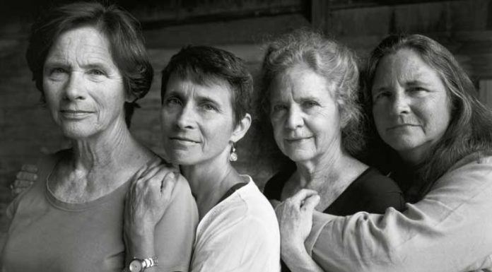 Every Year For 40 Years, These Sisters Gathered Together For A Photo