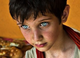 20 Powerful Photos Of People’s Eyes That Say More Than Words Ever Could