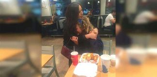 Homeless Lady Is Ignored By Everyone, Then A Stranger Does THIS And Shocks Everyone With Her Simple Act Of Kindness.