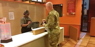 Soldier Goes To Pay For His Order, But Look Who’s Standing Behind Him. Unbelievable!