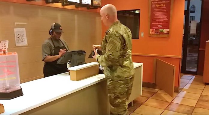 Soldier Goes To Pay For His Order, But Look Who’s Standing Behind Him. Unbelievable!