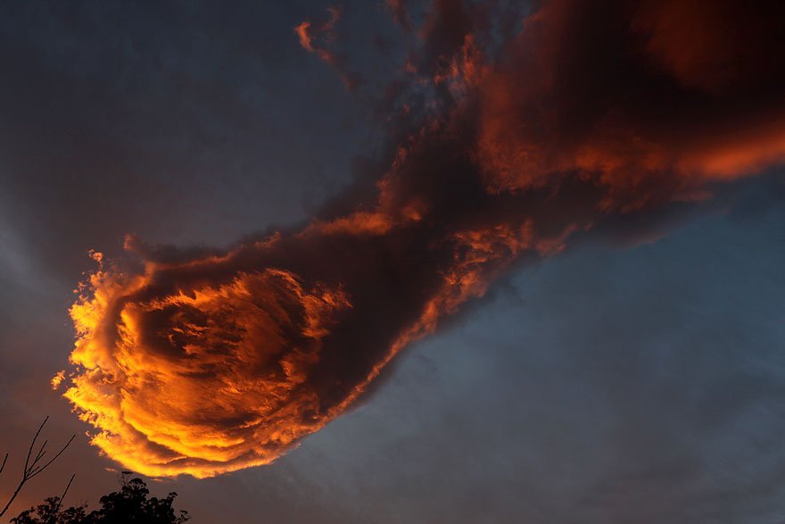 Stunning Cloud Formation Appears Above Portugal, People Call It “The Hand Of God”