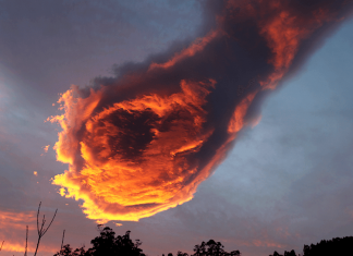 Stunning Cloud Formation Appears Above Portugal, People Call It “The Hand Of God”