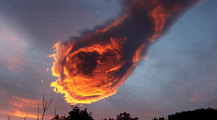 Stunning Cloud Formation Appears Above Portugal, People Call It “The Hand Of God”