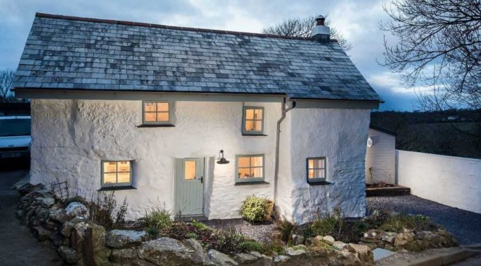 This house is more than 300 years old — and it’s utterly amazing inside SWEETPEA COTTAGE Kestle Mill, Cornwall, United Kingdom