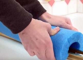 She Puts A Noodle Along The Shower Door – The Reason Is Absolutely Genius