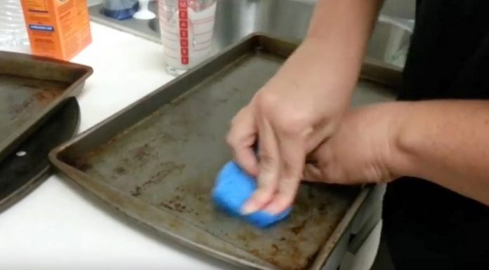 He Was Tired Of Scrubbing His Baking Pan – His Solution For A Deep Clean Is Excellent