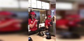 How this cashier responded to her deaf customer blew everyone in the restaurant away!