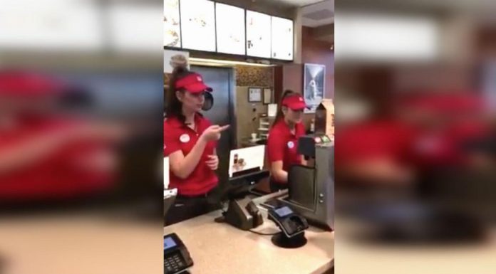 How this cashier responded to her deaf customer blew everyone in the restaurant away!