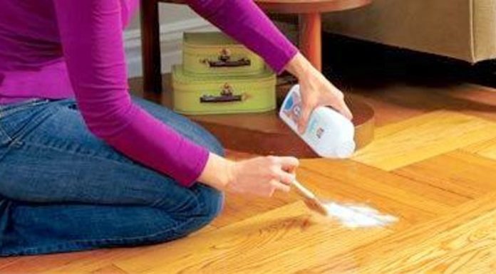 She Sprinkles Baby Powder On Her Floor To Solve A Common Problem – These Tips Are Genius