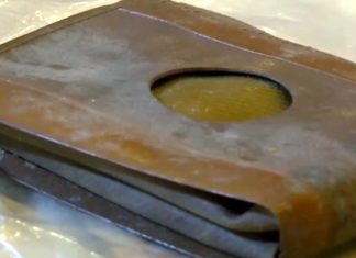 Workers Find A 71-Year-Old Wallet, And Can’t Believe Their Eyes When They Look Inside