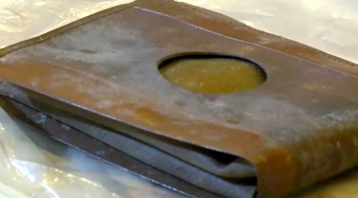 Workers Find A 71-Year-Old Wallet, And Can’t Believe Their Eyes When They Look Inside