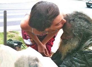 Every Day She Said ‘Hello’ To This Homeless Man. But One Day He Handed Her A Piece Of Paper… Every Day Said Hello Homeless Man One Day Handed Piece Paper 00